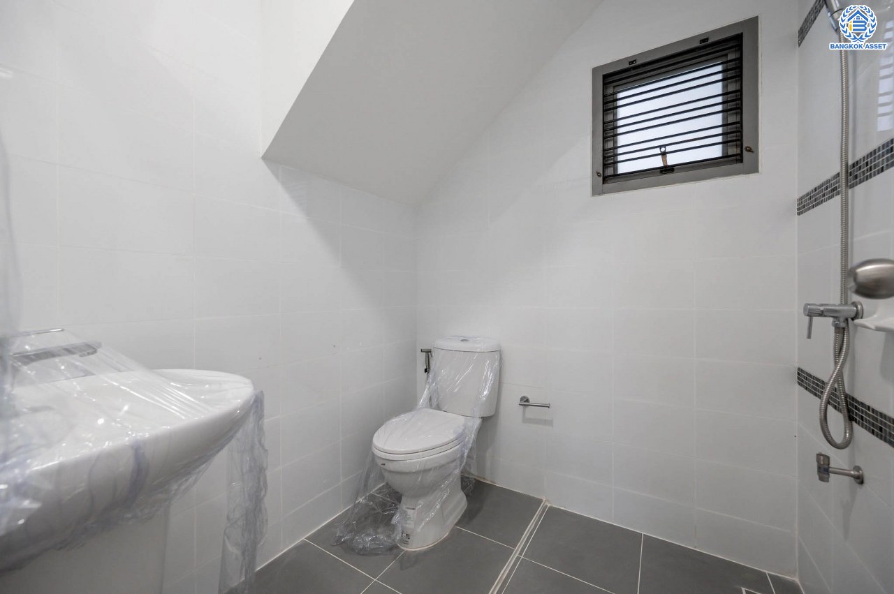 บ้านมือสองตกแต่งใหม่ โครงการ เพอร์เฟคเพลส แจ้งวัฒนะ-ปากเกร็ด เนื้อที่ 54 ตร.ว. ฟังก์ชัน 3 ห้องนอน 3 ห้องน้ำ จอดรถได้ 2 คัน รองรับทุกการอยู่อาศัย บนทำเลศักยภาพ ใกล้เซ็นทรัลแจ้งวัฒนะ รถไฟฟ้าสายสีชมพู "สถานีปากเกร็ด" และเชื่อมสู่แจ้งวัฒนะและทางด่วน "ศรีรัช"...